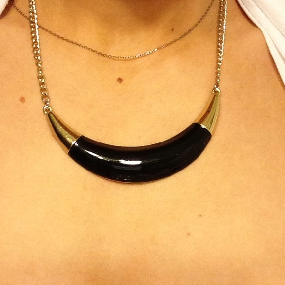 Black dressy necklace !