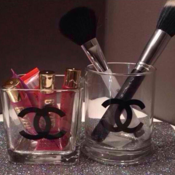Makeup brush holder