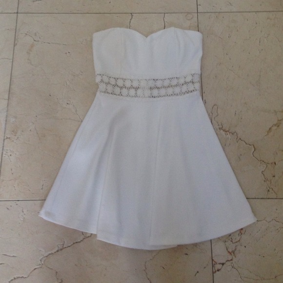 Love Culture Dresses & Skirts - Strapless white Flowy dress