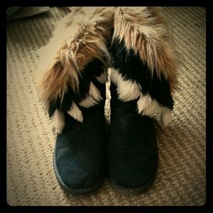 Cute fur boots. Not ment for winter.