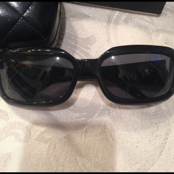 🌟HP 🌟AUTHENTIC {CHANEL} sunglasses - Picture 2 of 4