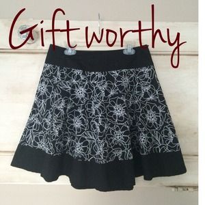 SALE 🎁Black and White Flower Print Skirt