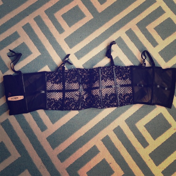 Nwt VS garter 💥 WILL BUNDLE WITH MATCHING CORSET