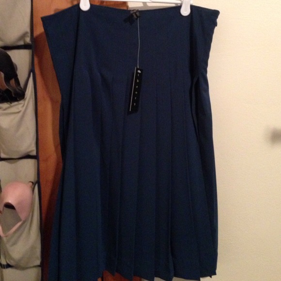 Theory Pleated Skirt. Size 8. NWT.