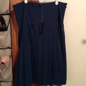 Theory Pleated Skirt. Size 8. NWT.