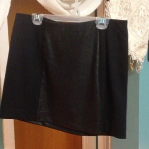 Skirt black with middle park look like leather