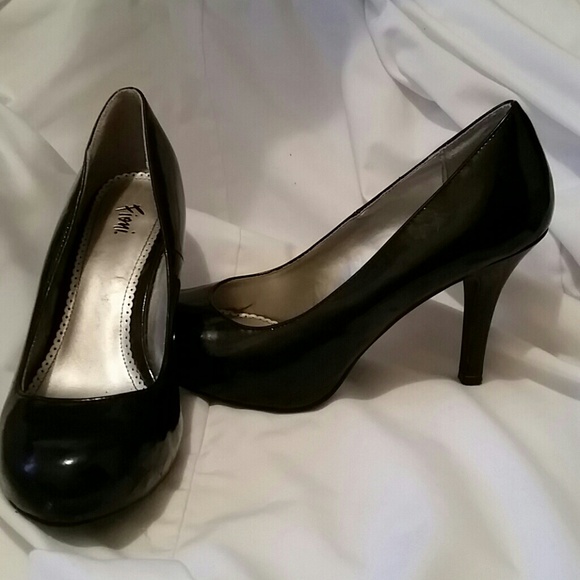 Black pumps