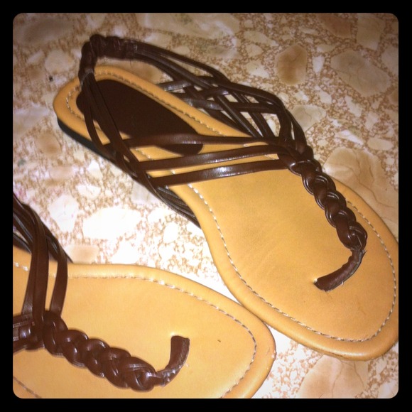 Really cute brown woven sandals - Picture 1 of 3