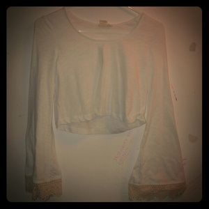 Crop top with lace sleeve