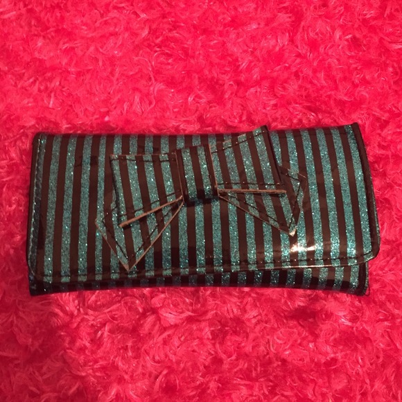 Trendy Clutch - Picture 1 of 3