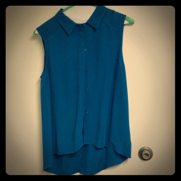Sleeveless blue blouse