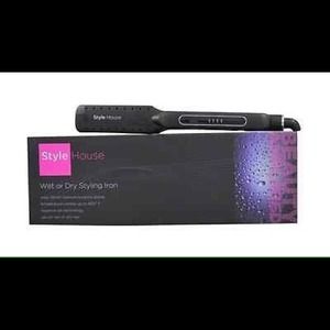 Wet or Dry Styling Iron