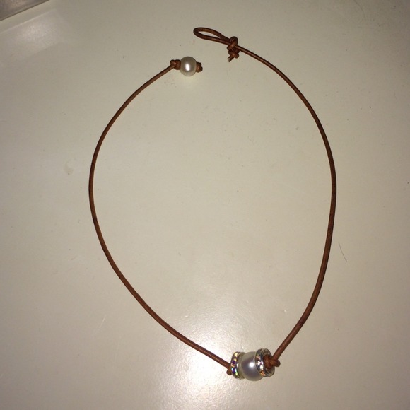 Light Brown Leather Crystalstopper Pearl Necklace