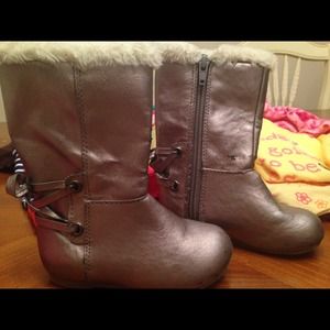Gap silver boots with fur
