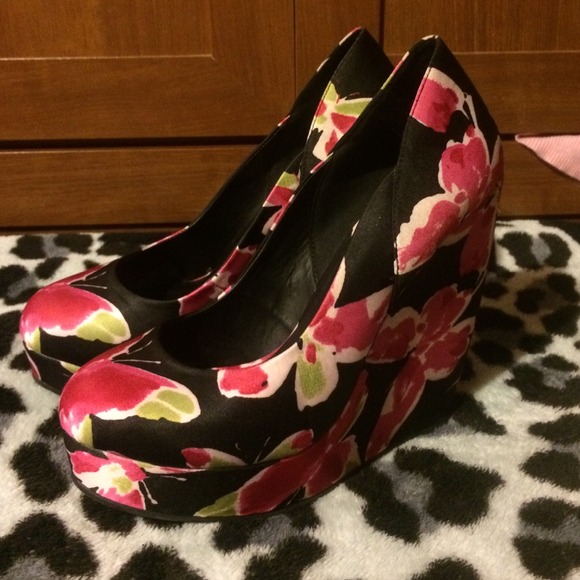 Floral pattern wedges