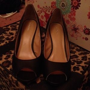 Black Peep-Toe Low-Wedges