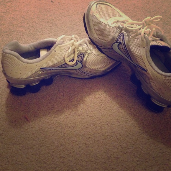 Nike Shoes - Nike navina 3 sneakers