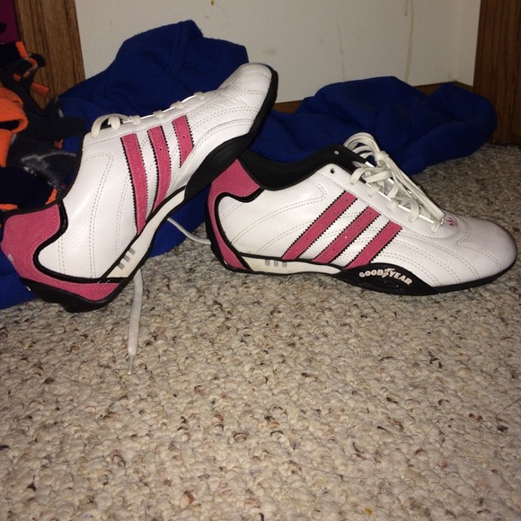 Tennis shoes