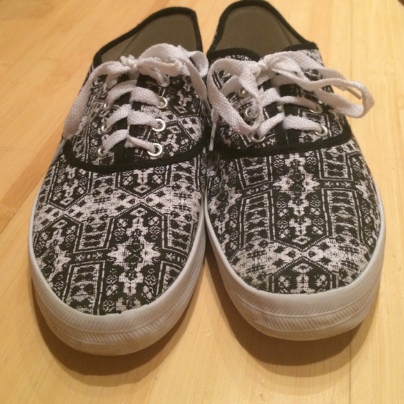 Printed UO sneakers