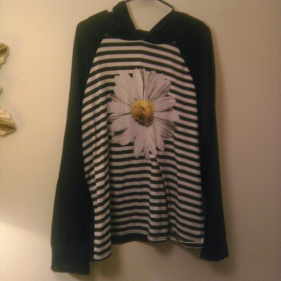 !SOLD!Black striped sweat shirt with daisy.