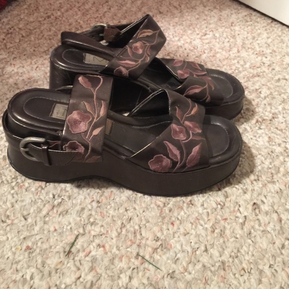 Brown platform samples - Picture 2 of 3