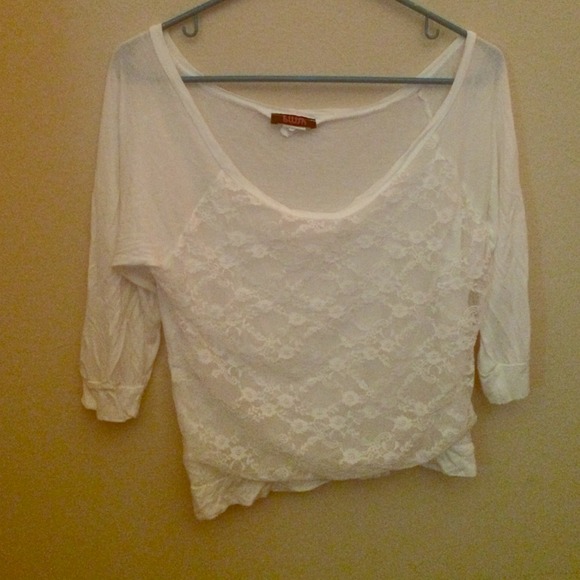 Off the shoulder 3/4 of sleeve shirt !