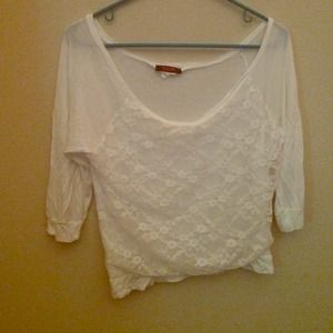 Off the shoulder 3/4 of sleeve shirt !