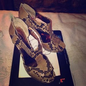Nine West snakeskin pumps