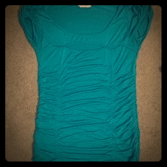 High low ruched shirt peep holes <3