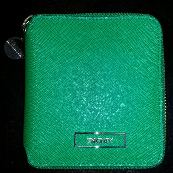 🌟🌟DKNY Saffiano Leather Wallet