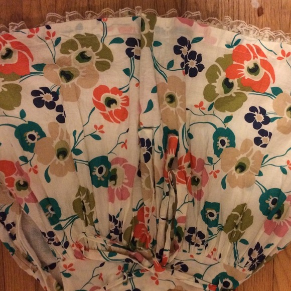 A flower skirt - Picture 3 of 4