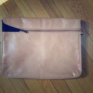 ✖️sold✖️uo tan faux leather laptop case