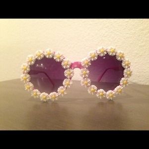 Coachella perfection: LF Stores- DAISY SUNNIES