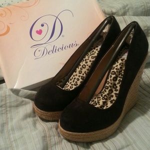 *NIB *Black suede wedges