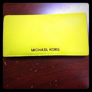 MK Jet Set travel slim wallet. Apple. Leather.