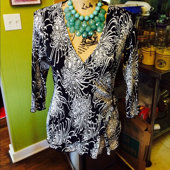 BLACK/ WHITE FLORAL PRINT TOP