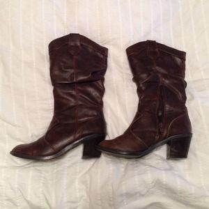 Pull on brown slouchy boots for girls / youth.
