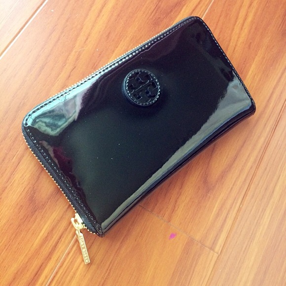 👏👏SOLD👏👏 Tory Burch Patent Leather Zip Wallet