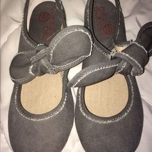 Cute gray flats!!