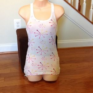 White ribbed tank top with pattern