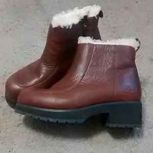 Ladies UGG Leather Boots sheepskin lining size 9