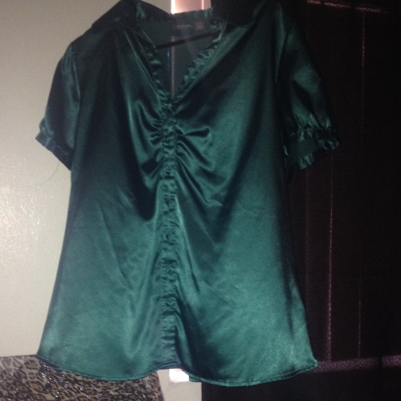 Emerald green button up with collar very nice - Picture 1 of 2