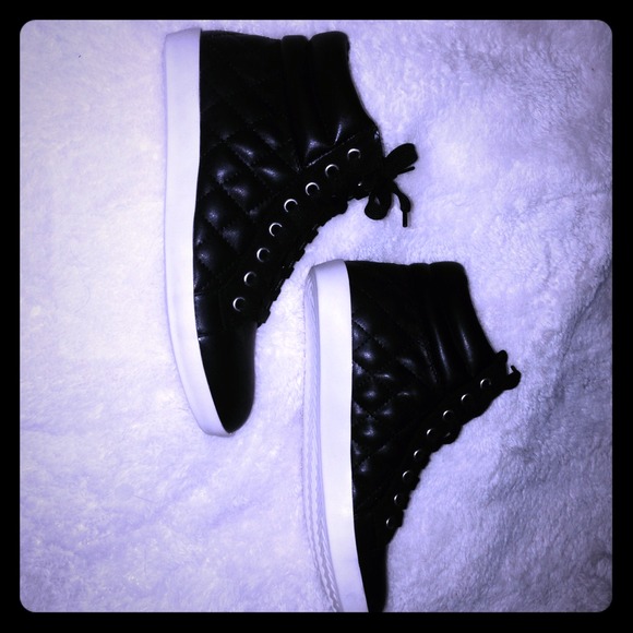 Forever21 black&white quilted style sneaker sz.6.5 - Picture 1 of 3