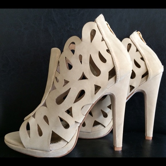 ❌❌sold❌❌Wild Rose cut out beige heels
