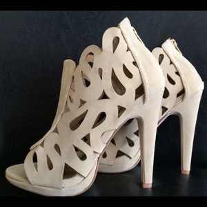 ❌❌sold❌❌Wild Rose cut out beige heels