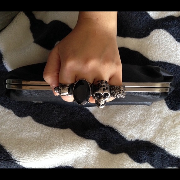 Skull finger clutch