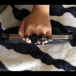 Skull finger clutch