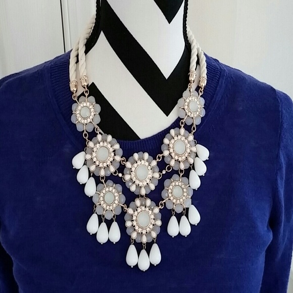 Banana Republic Jewelry - 🎀SOLD IN BUNDLE 🎀🎊HP🎊 BR Catalina bib necklace