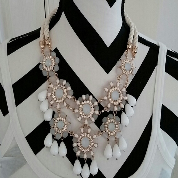 ๐SOLD IN BUNDLE ๐๐HP๐ BR Catalina bib necklace - Picture 2 of 3