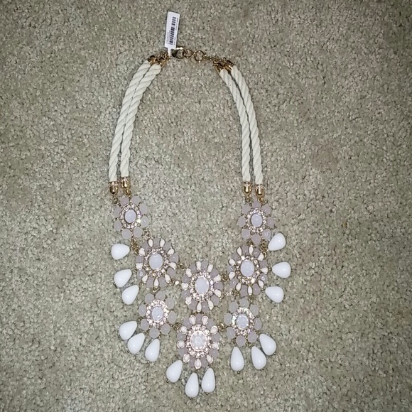 ๐SOLD IN BUNDLE ๐๐HP๐ BR Catalina bib necklace - Picture 3 of 3